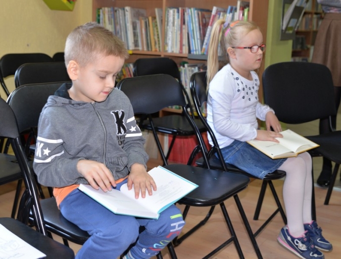 Strażak, lekarz i listonosz czytają